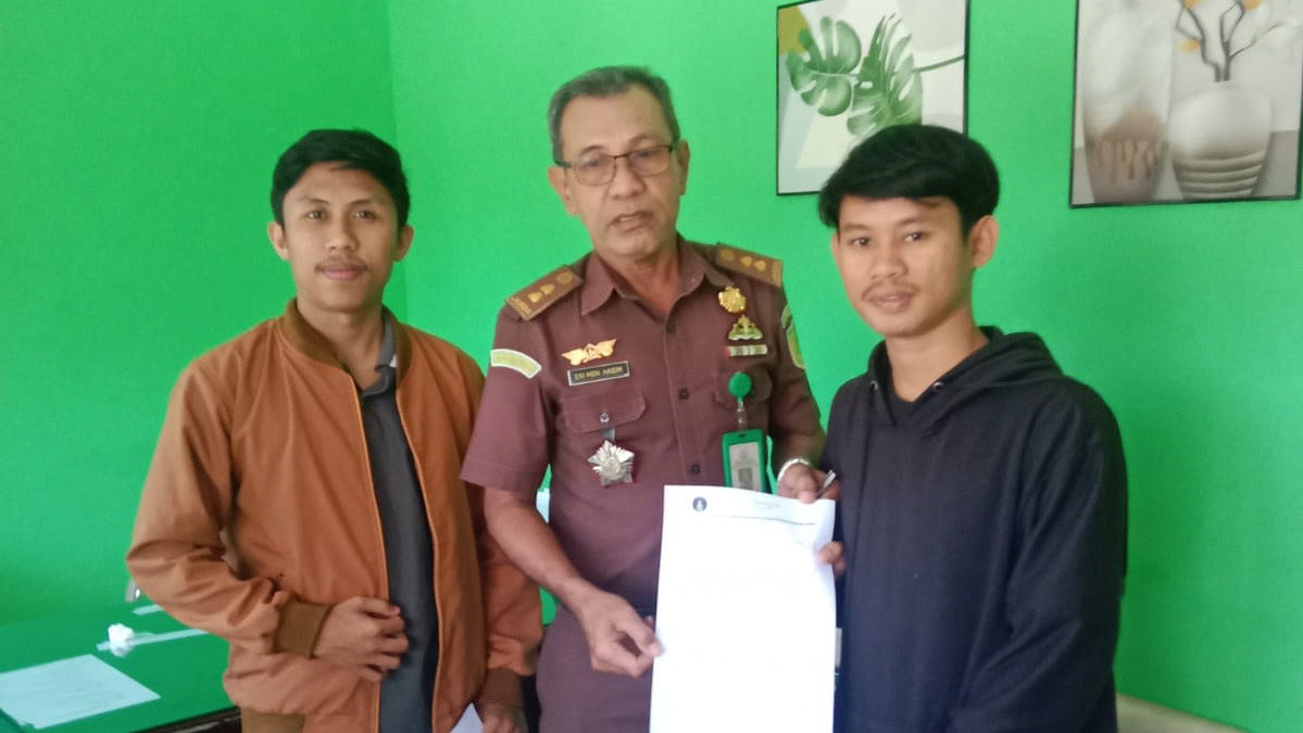 Kepala Bidang Advokasi Hukum dan HAM LPMP Sulawesi Tenggara (Sultra), Afdhal menyerahkan beberapa berkas dugaan keterlibatan Direktur Utama PT RRA dalam pusaran kasus korupsi di PT Antam UBPN Konawe Utara kepada Kejati Sultra, Selasa (5/9/2023). Foto/ist