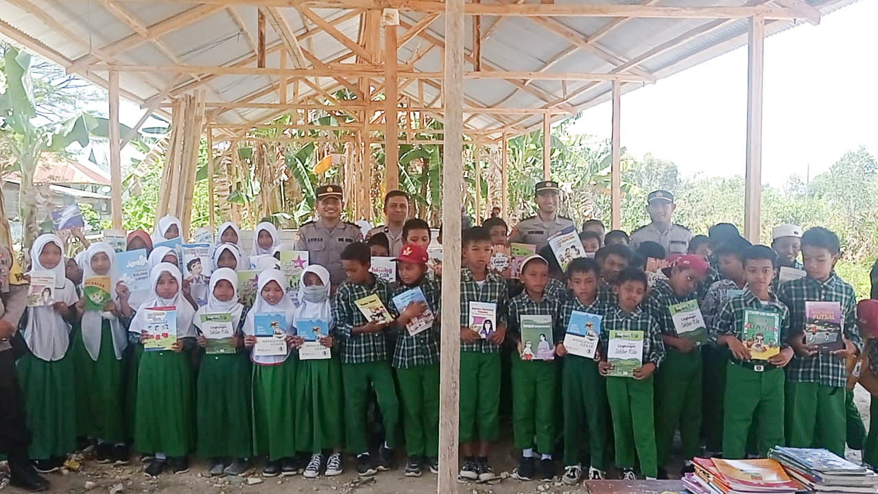 Polda Sulawesi Tenggara (Sultra) dan Polres jajaran melalui program Polri peduli budaya literasi kembali mendistribusikan 4.143 buku bacaan, pada Jumat (8/9/2024). Foto/ist