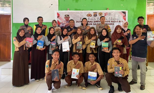 Jajaran personel Polda Sulawesi Tenggara (Sultra) mendistribusikan buku di SMA Negeri 1 Soropia, Kecamatan Soropia, Kabupaten Konawe, Minggu (10/9/2023). Foto/ist