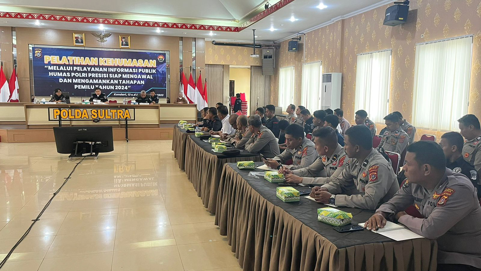 Humas Polres jajaran Kepolisian Daerah (Polda) Sulawesi Tenggara (Sultra) mengikuti pelatihan kehumasan untuk meningkatkan pengetahuan dan keterampilan personel humas dalam mengelola informasi publik yang berkaitan dengan tahapan Pemilu. Pelatihan ini diadakan Bid Humas Polda Sultra, dan dilaksanakan di Aula Dachara, Rabu (13/9/2023). Foto/ist
