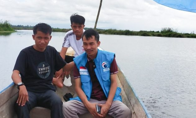 Calon anggota DPRD Provinsi Sulawesi Tenggara (Sultra) dari Partai Gelora, Hermawan Lambotoe (jaket biru) bersama tim relawan saat menuju di tempat sosialisasi di Kabupaten Konawe Selatan beberapa hari lalu. Foto/ist