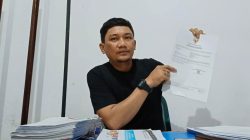 Direktur PT Bumi Nickle Pratama (BNP), Askiran Razak saat memperlihatkan kelengkapan dokumen perizinan perusahaannya, Sabtu (16/9/2023). Foto/R. Hafid/bentaratimur.id