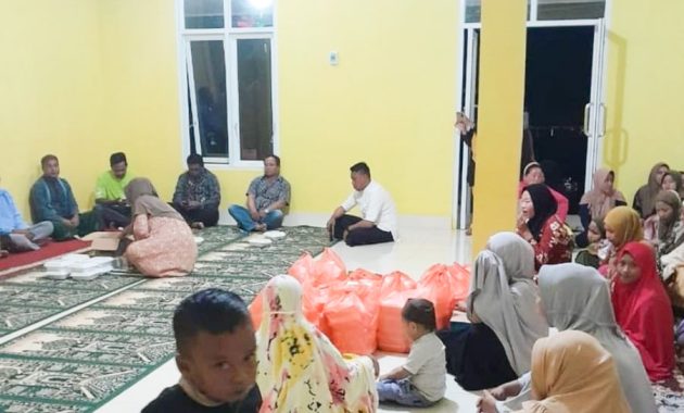 Warga Desa Puusuli, Kecamatan Andowia, Kabupaten Konawe Utara, Sulawesi Tenggara, menggelar syukuran usai PT Sumber Bumi Putra (SBP) kembali beraktivitas di wilayah itu. Kegiatan syukuran dilangsungkan di musala desa tersebut, Rabu (27/9/2023). Foto/ist