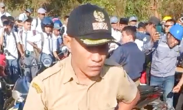 Kepala Desa Pesouha, Yastin Sutrisno (topi hitam) mendatangi dan membentak guru dan siswa SMKN 9 Kolaka, di jalan poros desa tersebut, pada Senin (25/9/2023). Foto/screenshot video