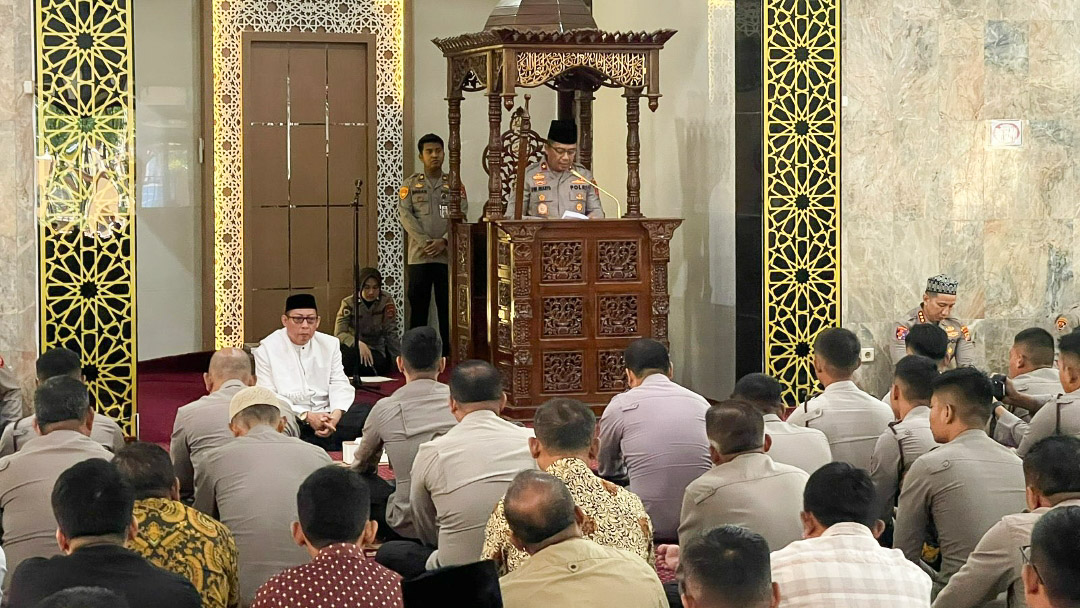 Wakapolda Sulawesi Tenggara, Brigjen Pol Dwi Irianto saat memberikan sambutan sekaligus membuka kegiatan peringatan maulid Nabi Muhammad SAW 1445 Hijriah di Masjid Al-Amin Polda Sultra, Jumat (29/9/2023). Foto/ist