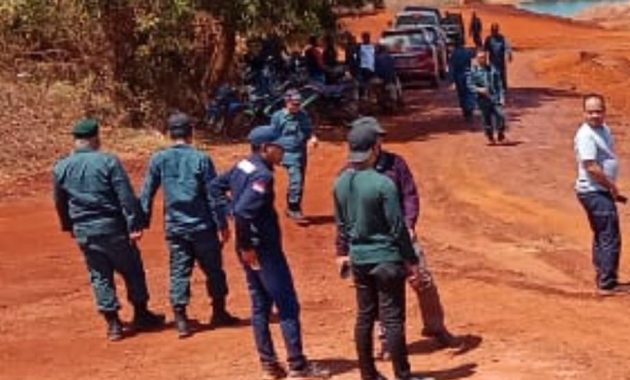 Penyidik Gakkum Kementerian Lingkungan Hidup dan Kehutanan (KLHK) melalui Pos Gakkum LHK Kota Kendari saat berada di Desa Oko-oko, Kecamatan Pomalaa, Kabupaten Kolaka, pada Rabu, 6 September 2023 lalu. Foto/ist