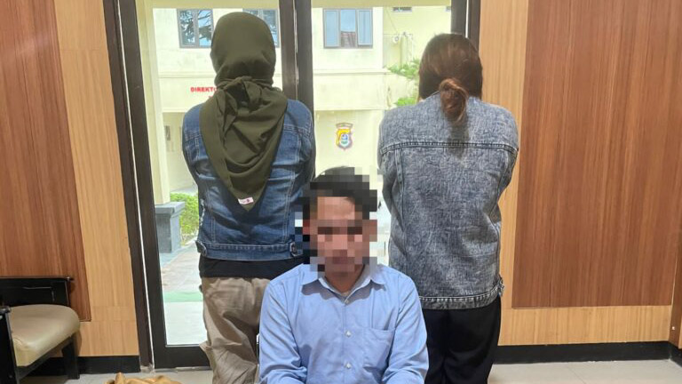 Mucikari prostitusi online dan korbannya saat diamankan di Polda Sultra, Senin (7/8/2023). Foto/ist