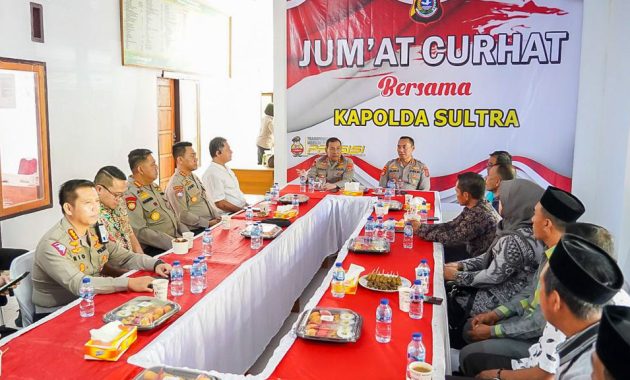 Polda Sulawesi Tenggara (Sultra) kembali mengadakan pertemuan dengan masyarakat bertajuk Jumat Curhat sebagai momen warga menyampaikan keluhan kepada Polda Sultra. Kegiatan itu dilaksanakan di Kantor Camat Lalonggasumeeto, Kabupaten Konawe, Jumat (6/10/2023). Foto/ist