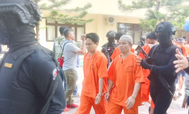 Para tersangka kasus narkoba yang diungkap Polda Sultra dalam kurun waktu tiga bulan atau periode Juli-September 2023 yang dihadirkan dalam konferensi pers di halaman Ditsamapta Polda Sultra, Selasa (10/10/2023). Foto/R. Hafid/bentaratimur.id