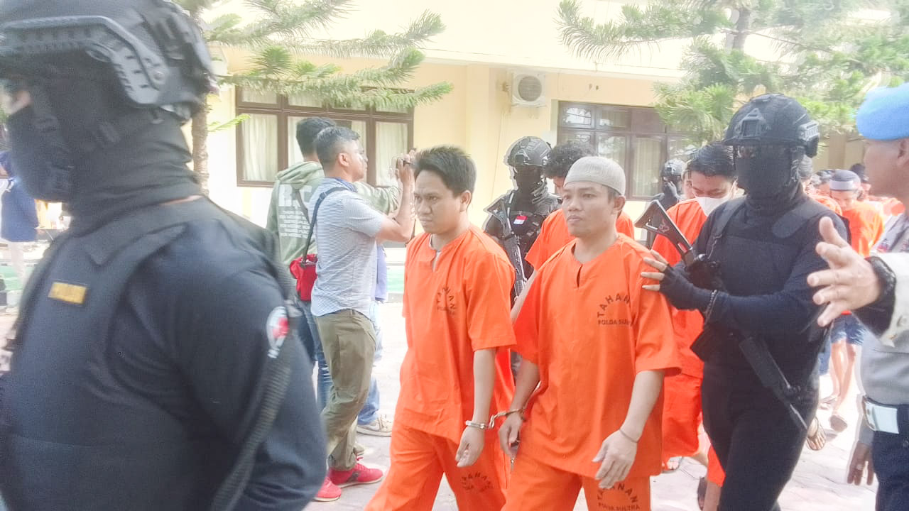 Para tersangka kasus narkoba yang diungkap Polda Sultra dalam kurun waktu tiga bulan atau periode Juli-September 2023 yang dihadirkan dalam konferensi pers di halaman Ditsamapta Polda Sultra, Selasa (10/10/2023). Foto/R. Hafid/bentaratimur.id