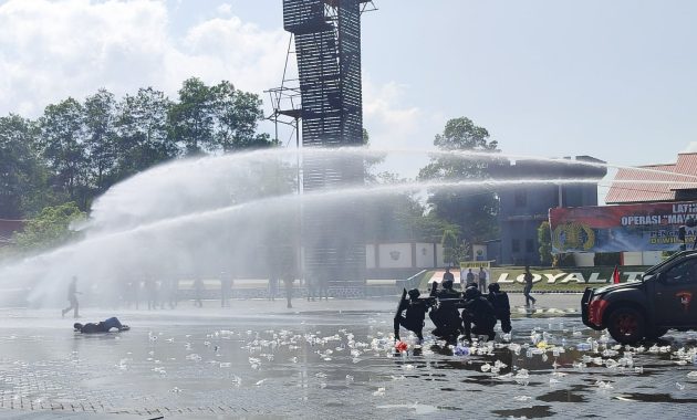 Polda Sulawesi Tenggara (Sultra) menggelar latihan sistem pengamanan kota (Sispamkota) dalam rangka mengantisipasi terjadinya konflik saat pra-pemilu hingga pasca-pemilu di wilayah hukum Polda Sultra. Latiahan itu dilaksanakan di halaman apel Markas Satuan Brigade Mobile Polda Sultra, Kamis (12/10/2023). Foto/ist