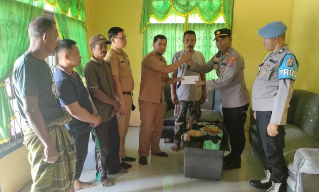 Kapolsek Abuki, Iptu Yusran (kedua dari kanan) menyerahkan uang tunai Rp28 juta untuk pembuatan sumur bor di Desa Walay dan Desa Arubia, Kecamatan Abuki, Kabupaten Konawe, Senin 16/10/2023). Masing-masing desa itu menerima bantuan sebesar Rp14 juta. Foto/ist