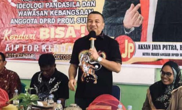 Anggota Komisi II DPRD Provinsi Sulawesi Tenggara (Sultra), Aksan Jaya Putra melakukan sosialisasi pemahaman ideologi Pancasila dan wawasan kebangsaan ke siswa SMA Negeri 10 Kendari, Sabtu (21/10/2023). Foto/R. Hafid/bentaratimur.id