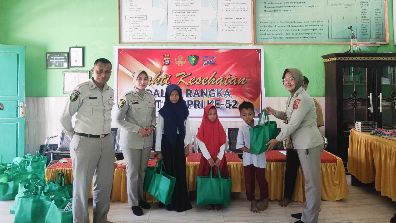 PNS Polda Sulawesi Tenggara (Sultra) melaksanakan rangkaian kegiatan bakti kesehatan dan pemberian santunan ke Panti Asuhan Shabri Kendari, dalam rangka memperingati hari ulang tahun (HUT) ke-52 Korps Pegawai Republik Indonesia (Korpri), Rabu (25/10/2023). Foto/ist