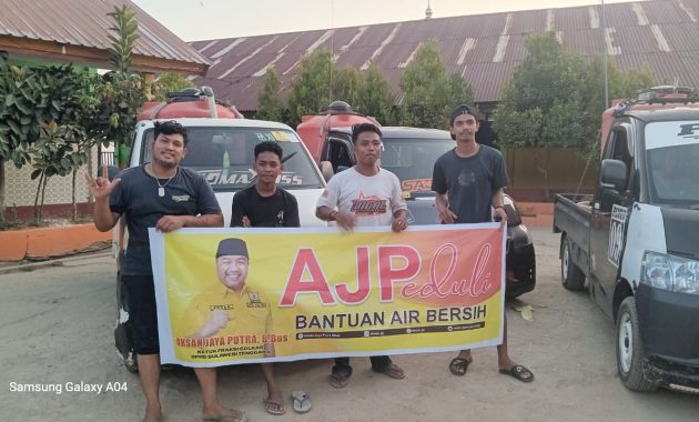 Tim AJP Peduli saat menyalurkan air bersih kepada warga di Kelurahan Kemaraya, Kecamatan Kendari Barat, Kota Kendari, Jumat (26/10/2023). Foto/ist