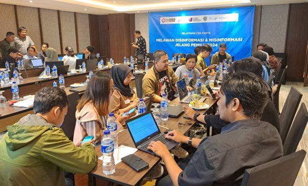 Para jurnalis saat mengikuti pelatihan cek fakta yang digelar Asosiai Media Siber Indonesia (AMSI) dari 31 Oktober - 2 November 2023 di Jakarta. Foto/ist