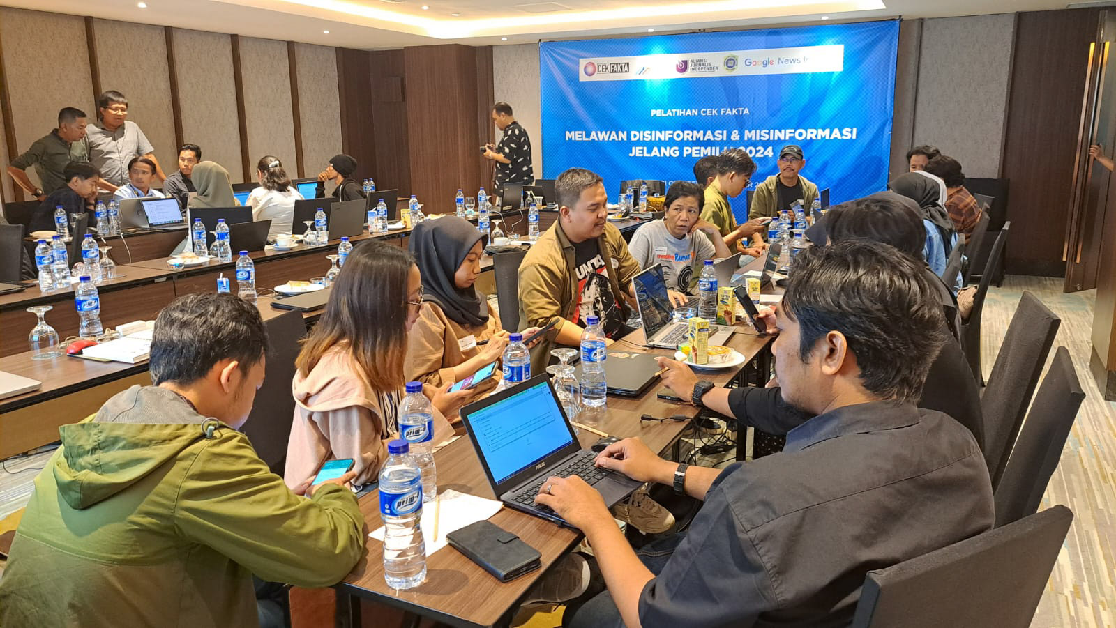 Para jurnalis saat mengikuti pelatihan cek fakta yang digelar Asosiai Media Siber Indonesia (AMSI) dari 31 Oktober - 2 November 2023 di Jakarta. Foto/ist