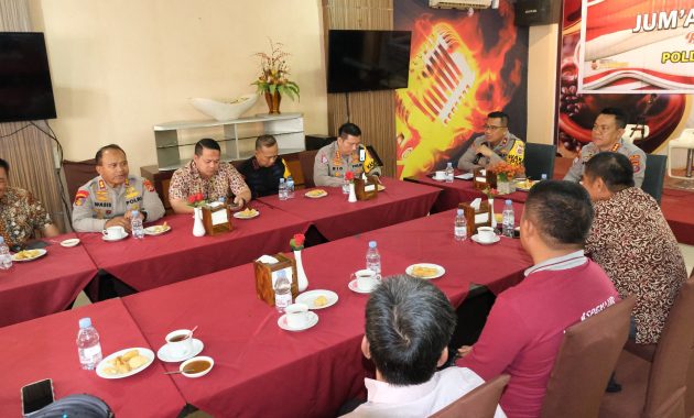 Polda Sulawesi Tenggara (Sultra) kembali mengadakan pertemuan dengan masyarakat bertajuk Jumat Curhat sebagai momen warga menyampaikan keluhan kepada Polda Sultra. Kegiatan itu dilaksanakan di salah satu hotel di bilangan Kecamatan Kadia, Kota Kendari, Jumat (3/11/2023). Foto/Bidhumas Polda Sultra