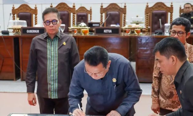Pemerintah Provinsi (Pemprov) dan DPRD Sulawesi Tenggara (Sultra) menyepakati Perubahan Kebijakan Umum Anggaran (KUA) serta Perubahan Prioritas dan Plafon Anggaran Sementara (PPAS) tahun anggaran 2023. Kesepakatan ditandai dengan penandatanganan Nota Kesepakatan dalam rapat paripurna DPRD Sultra, Kamis (21/9/2023). Foto/ist