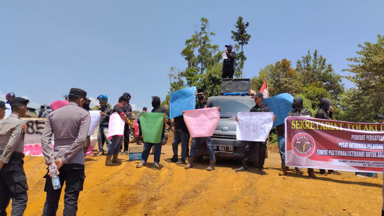 Puluhan warga yang tergabung dalam Tolaki Lingkar Tambang (TLT) Konawe Utara (Konut) Sulawesi Tenggara (Sultra) menggelar aksi unjuk rasa di kawasan izin usaha pertambangan (IUP) PT Kelompok Delapan Indonesia (KDI) di Langgikima, Konut, Jumat (10/11/2023). Foto/ist