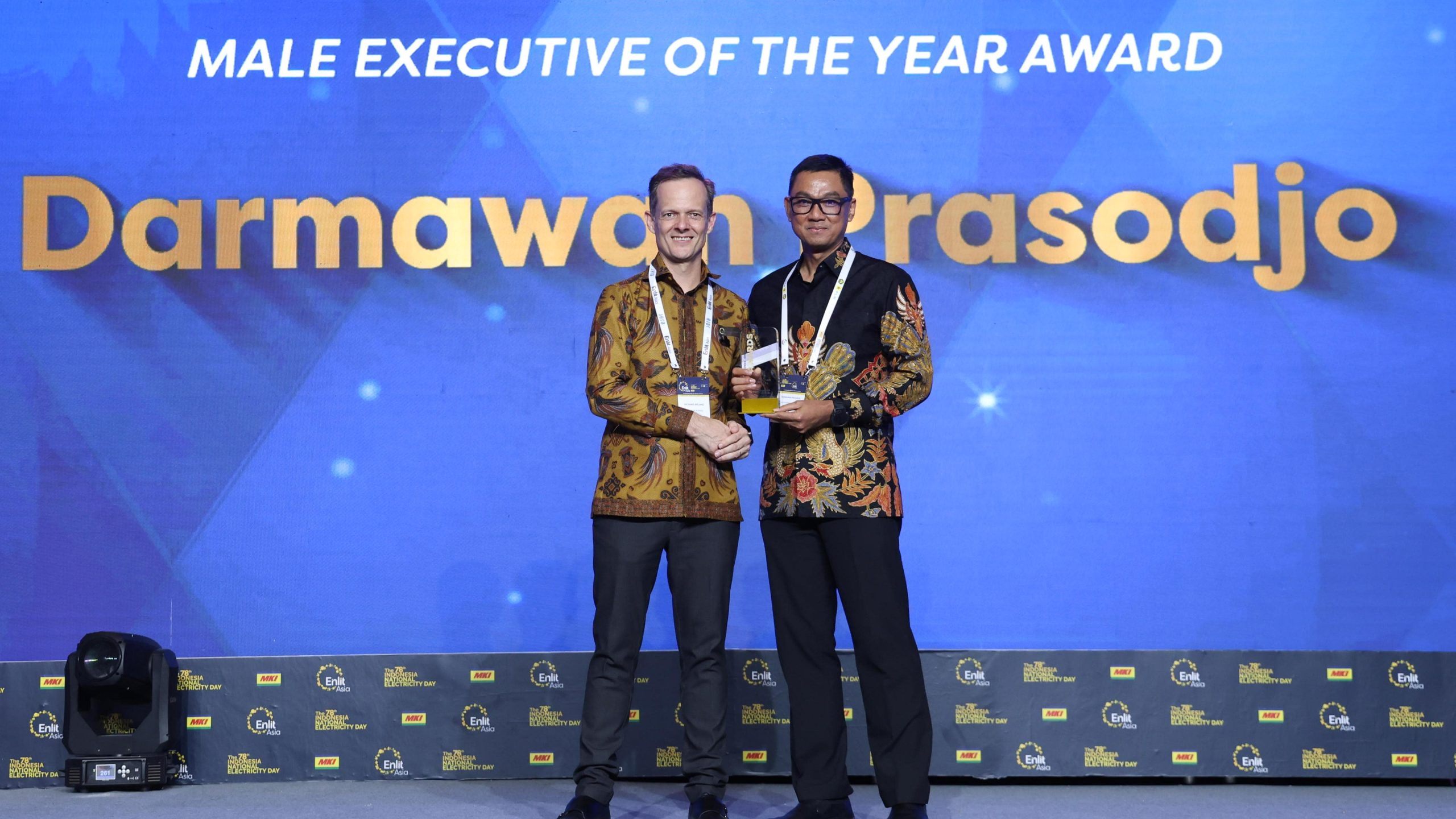 Direktur Utama PLN Darmawan Prasodjo (kanan) menerima penghargaan Male Executive of the Year dari CEO of Clarion Events Asia Richard Ireland (kiri) dalam ajang Power & Energy Awards 2023 yang digelar Enlit Asia pada Selasa (14/11/2023) di Tangerang, Banten. Dalam kategori ini, Darmawan melampaui nominasi eksekutif dari perusahaan lainnya, yaitu Korea Southern Power (KOSPO) asal Korea Selatan dan HDF Energy asal Prancis. Foto/ist