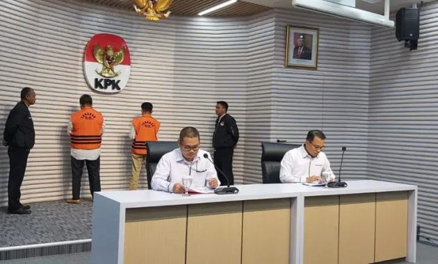 Tersangka suap dana PEN, Bupati Muna, La Ode Muhammad Rusman Emba (kiri) memakai rompi tahanan KPK saat dihadirkan dalam konferensi pers di Gedung KPK, Jakarta, Senin (27/11/2023). Foto/ist