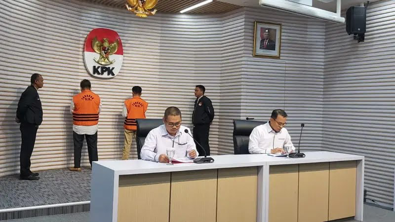 Tersangka suap dana PEN, Bupati Muna, La Ode Muhammad Rusman Emba (kiri) memakai rompi tahanan KPK saat dihadirkan dalam konferensi pers di Gedung KPK, Jakarta, Senin (27/11/2023). Foto/ist