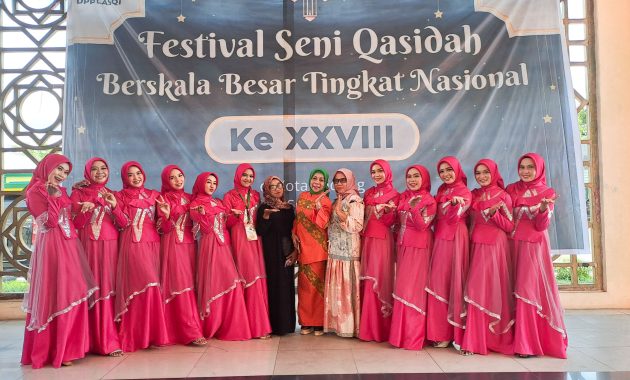 Tim Qasidah Klasik Remaja Putri Kabupaten Muna berfoto bersama sebelum tampil di ajang Festival Seni Qasidah Berskala Besar Tingkat Nasional ke-XXVIII tahun 2023 di Padang, Sumatera Barat. Foto/ist
