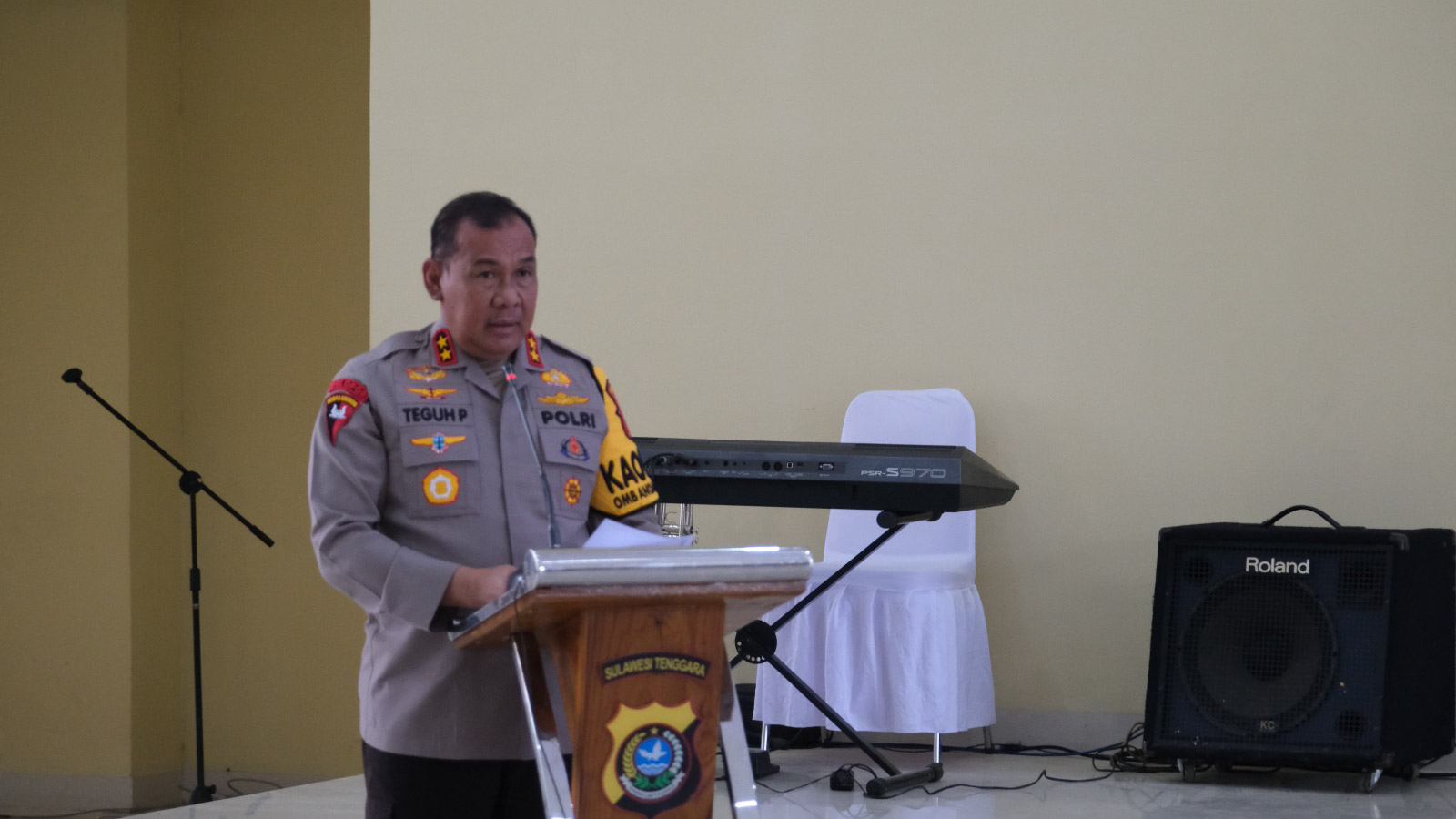 Kepala Kepolisian Daerah (Kapolda) Sulawesi Tenggara (Sultra), Irjen Pol Teguh Pristiwanto saat memberikan sambutan di acara syukuran HUT ke-52 Korpri yang diadakan oleh PNS Polda Sultra di Aula Dharana Lastarya, Kamis (30/11/2023). Kapolda mengapresiasi PNS Polda Sultra yang telah menyukseskan kegiatan dalam rangkaian perayaan HUT Korpri. Foto/Bidhumas Polda Sultra