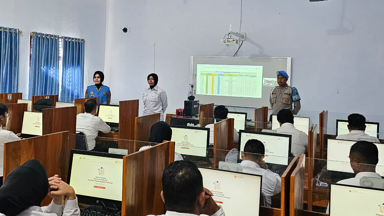 Puluhan calon Pegawai Pemerintah dengan Perjanjian Kerja (PPPK) Kepolisian Republik Indonesia (Polri) tahun anggaran 2023 menjalani tes psikologi di Laboratorium Komputer Sekolah Menengah Kejuruan Negeri (SMKN) 1 Kendari, Senin (4/12/2023). Foto/Bidhumas Polda Sultra