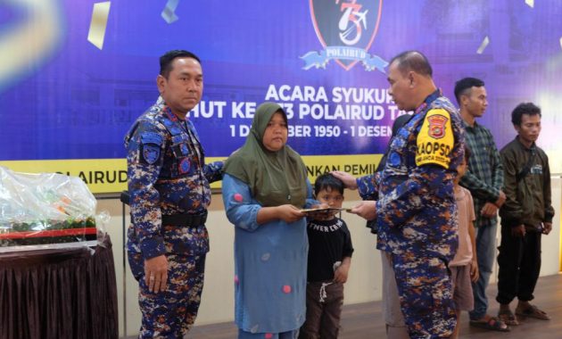 Kepala Kepolisian Daerah (Kapolda) Sulawesi Tenggara (Sultra), Irjen Pol Teguh Pristiwanto menyerahkan santunan kepada keluarga empat nelayan yang jadi korban penembakan oknum petugas Polairud Polda Sultra, di Pulau Cempedak, Kecamatan Laonti, Kabupaten Konawe Selatan. Santunan itu diberikan saat acara syukuran hari ulang tahun ke-73 Korps Kepolisian Perairan dan Udara di Aula Dhacara Polda Sultra, Jumat (1/12/2023). Foto/ist