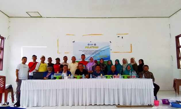 Empat dosen Pendidikan Fisika, Fakultas Keguruan dan Ilmu Pendidikan (FKIP), Universitas Halu Oleo (UHO) Kendari mengedukasi masyarakat Kecamatan Ngapa, Kabupaten Kolaka Utara (Kolut), Sulawesi Tenggara (Sultra) dengan melakukan pelatihan dalam memanfaatkan limbah pertanian untuk pembuatan briket arang sebagai bahan bakar alternatif. Pelatihan dilakukan di aula Kantor Kecamatan Ngapa, Senin (25/9/2023). Foto/ist