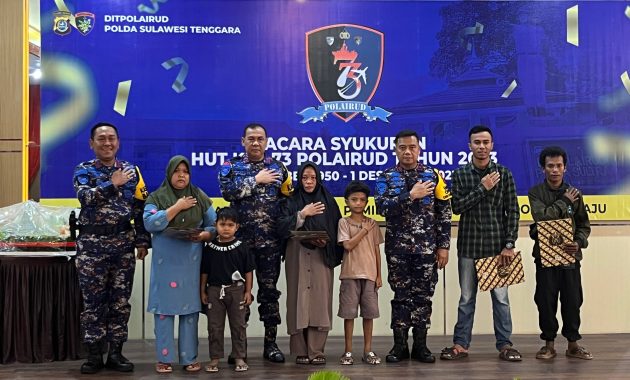 Keluarga empat nelayan yang menjadi korban penembakan oknum petugas Direktorat Kepolisian Perairan dan Udara Polda Sulawesi Tenggara (Sultra), di perairan Pulau Cempedak, Kecamatan Laonti, Kabupaten Konawe Selatan (Konsel) berfoto bersama Kapolda Sultra, Irjen Pol Teguh Pristiwanto usai syukuran HUT ke-73 Korps Kepolisian Perairan dan Udara (Korpolairud) Barhakam Polri yang digelar di Aula Dhacara Polda Sultra, Jumat (1/12/2023). Foto/Bidhumas Polda Sultra