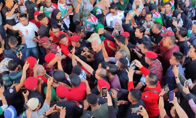 Calon presiden (capres) nomor urut tiga, Ganjar Pranowo saat menemui para simpatisan dan pendukungnya di Kendari, Minggu (3/12/2023). Foto/R. Hafid/bentaratimur.id