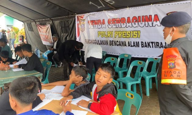 Sejumlah anak-anak korban longsor di Kabupaten Humbahas saat mengikuti ujian semester di tenda yang didirikan oleh Polda Sumatera Utara, Rabu (6/12/2023). Foto/ist