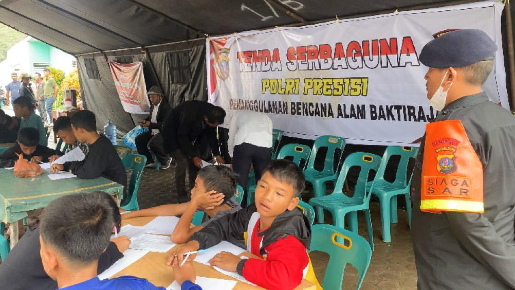 Sejumlah anak-anak korban longsor di Kabupaten Humbahas saat mengikuti ujian semester di tenda yang didirikan oleh Polda Sumatera Utara, Rabu (6/12/2023). Foto/ist