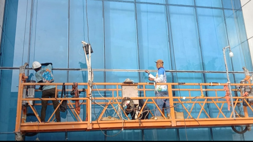 Para pekerja saat melakukan finishing pada dinding Tower Bank Sultra, Rabu (6/12/2023). Foto/R. Hafid/bentaratimur.id