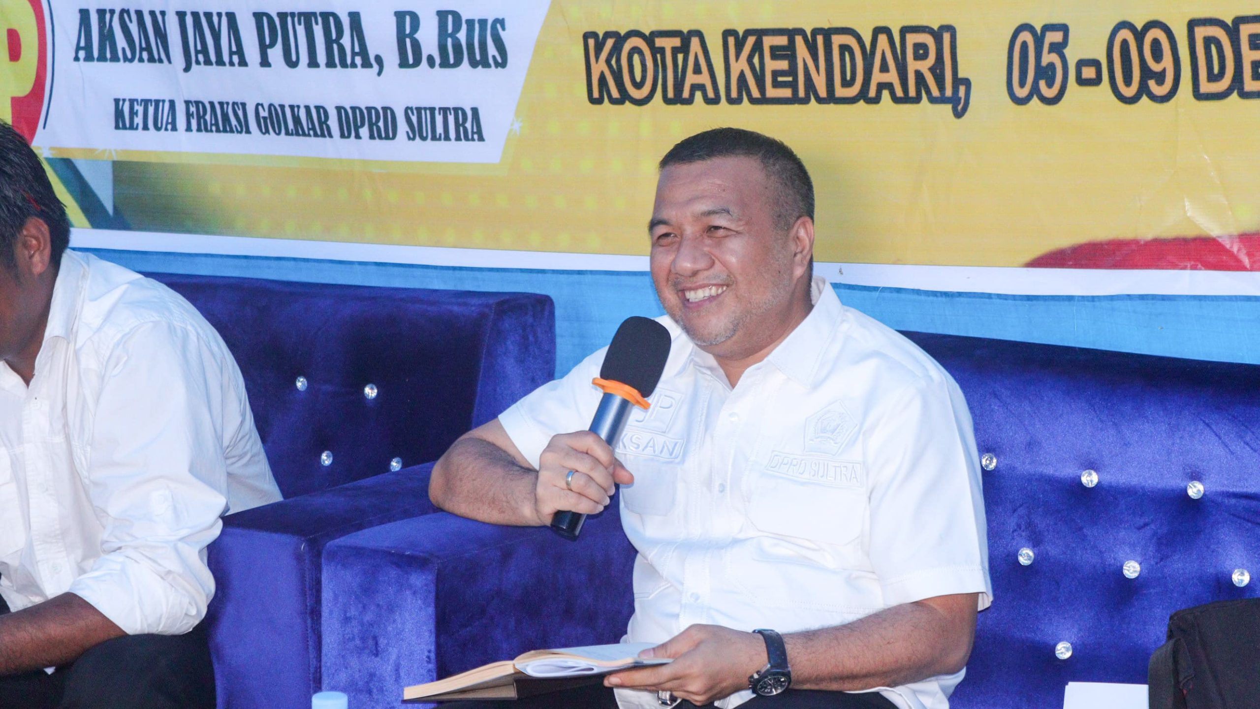 Ketua Fraksi Golkar DPRD Provinsi Sulawesi Tenggara (Sultra), Aksan Jaya Putra atau yang akrab disapa AJP melaksanakan sosialisasi Peraturan Daerah (Perda) Provinsi Sultra Nomor 3 Tahun 2022 tentang Kententraman, Ketertiban Umum dan Perlindungan Masyarakat di Kelurahan Lepo-Lepo, Kecamatan Baruga, Kamis (7/12/2023). Foto/R. Hafid/bentaratimur.id