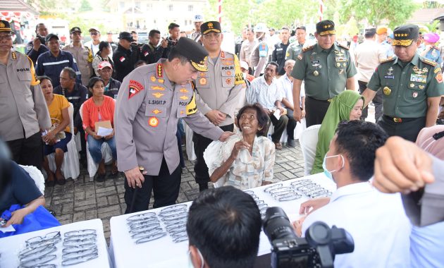 Kapolri Jenderal Polisi Listyo Sigit Prabowo dan Panglima TNI Jenderal Agus Subiyanto memberikan bantuan kesehatan serta bantuan sosial kepada masyarakat di Maluku, Sabtu (9/12/2023). Foto/ist