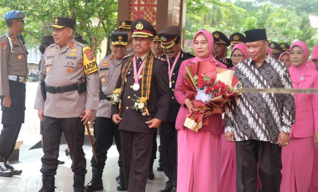Kapolda Sultra, Irjen Pol Teguh Pristiwanto saat memimpin upacara purna bakti terhadap 30 personel Polda Sultra di Aula Dhacara, Rabu (13/12/2023). Foto/Bidhumas Polda Sultra