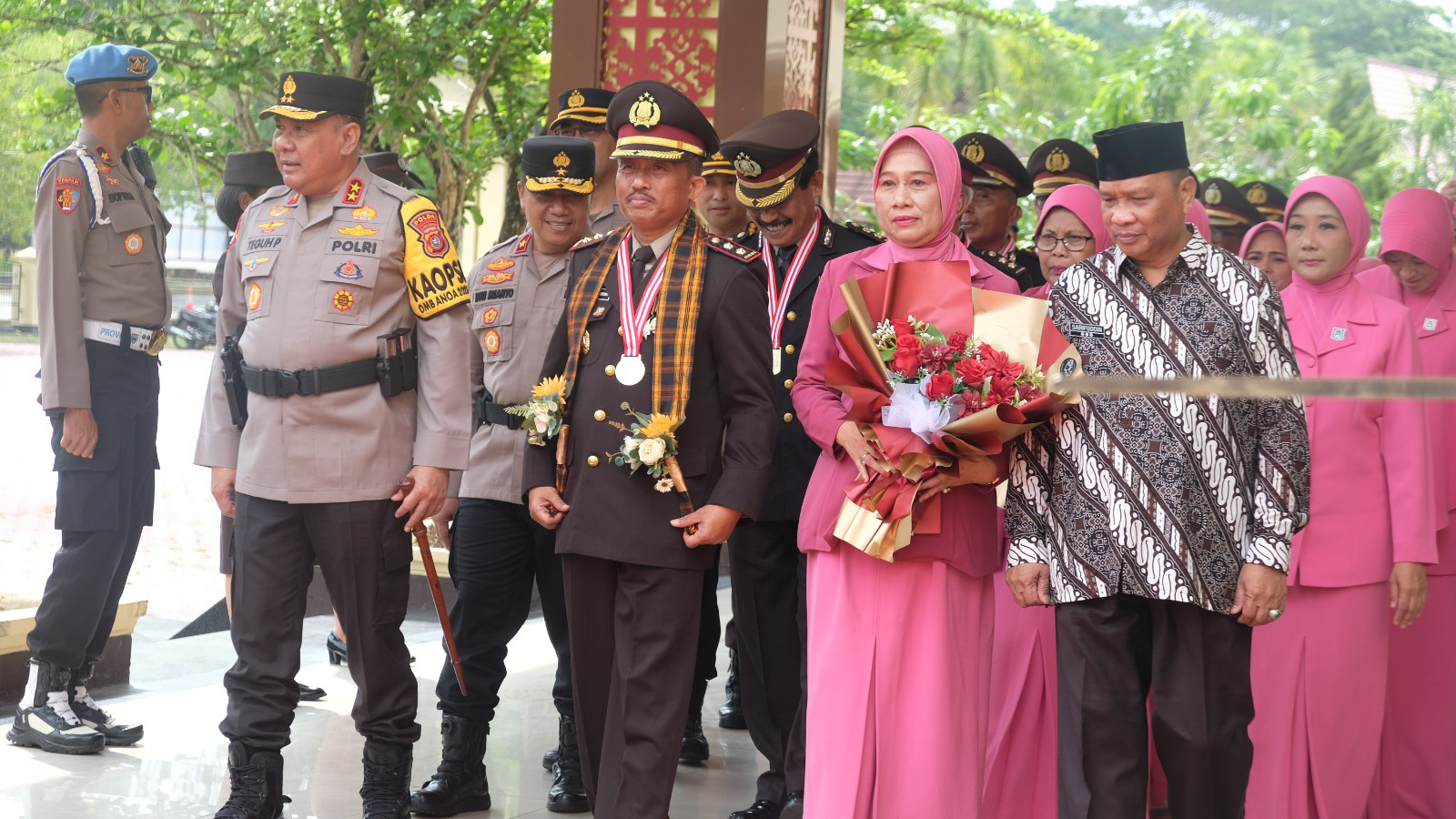 Kapolda Sultra, Irjen Pol Teguh Pristiwanto saat memimpin upacara purna bakti terhadap 30 personel Polda Sultra di Aula Dhacara, Rabu (13/12/2023). Foto/Bidhumas Polda Sultra