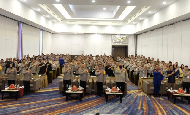 Polda Sulawesi Tenggara menggelar Rapat Koordinasi Pembinaan (Rakorbin) dalam rangka menciptakan organisasi yang memiliki SDM unggul di salah satu hotel di Kota Kendari, Kamis (14/12/2023). Foto/Bidhumas Polda Sultra