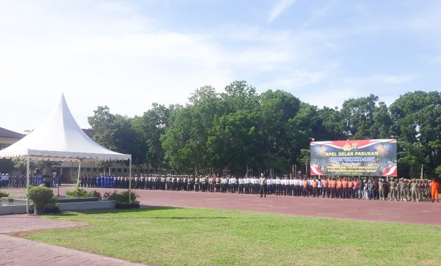 Polda Sulawesi Tenggara (Sultra) menggelar apel pasukan Operasi Lilin Anoa 2023 dalam rangka pengamanan Natal dan tahun baru 2024. Apel digelar di Lapangan Presisi Polda Sultra, Kamis (21/12/2023). Foto/R. Hafid/bentaratimur.id