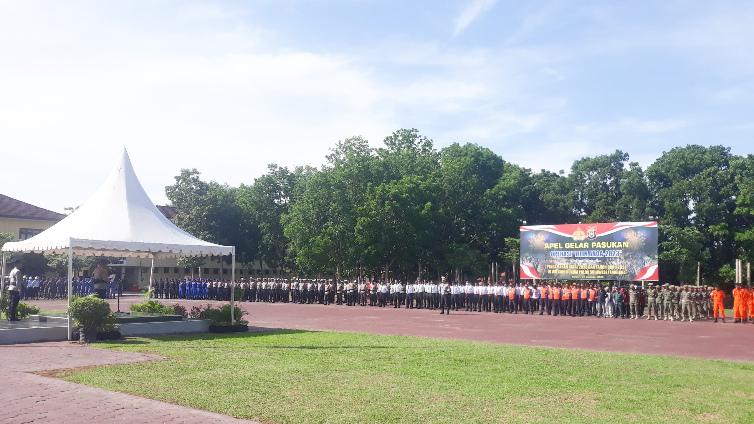 Polda Sulawesi Tenggara (Sultra) menggelar apel pasukan Operasi Lilin Anoa 2023 dalam rangka pengamanan Natal dan tahun baru 2024. Apel digelar di Lapangan Presisi Polda Sultra, Kamis (21/12/2023). Foto/R. Hafid/bentaratimur.id