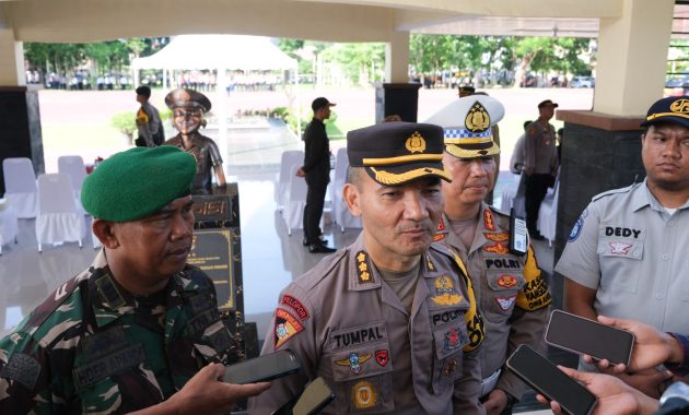 Karo Ops Polda Sultra, Kombes Pol Tumpal Damayanus (kedua dari kiri)