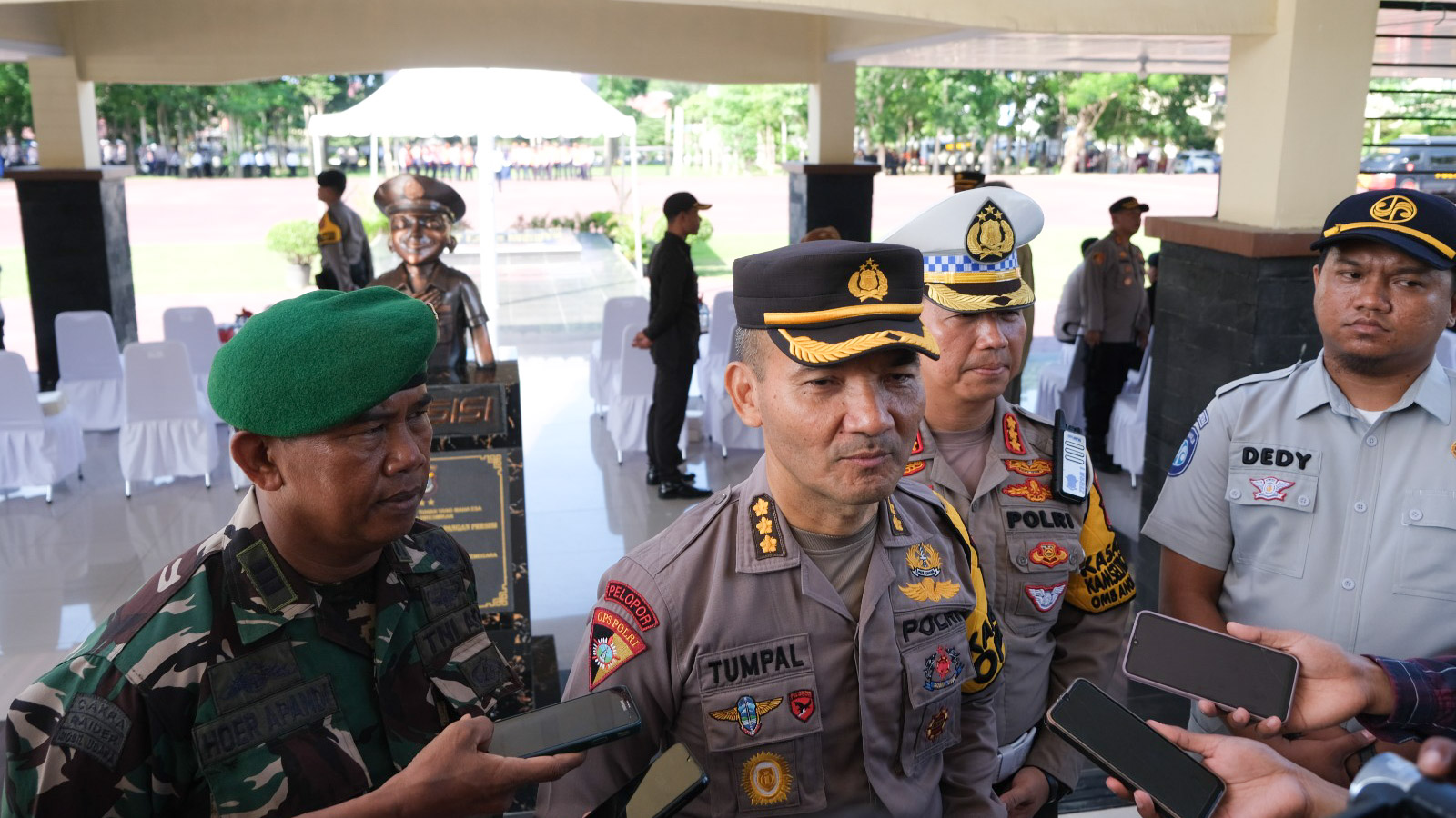 Karo Ops Polda Sultra, Kombes Pol Tumpal Damayanus (kedua dari kiri)