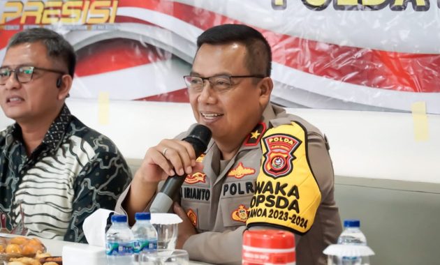 Polda Sulawesi Tenggara (Sultra) mengadakan pertemuan dengan masyarakat bertajuk Jumat Curhat di salah satu warung kopi di Kelurahan Korumba, Kecamatan Mandonga, Kota Kendari, Jumat (22/12/2023). Foto/Dokumen Bidhumas Polda Sultra