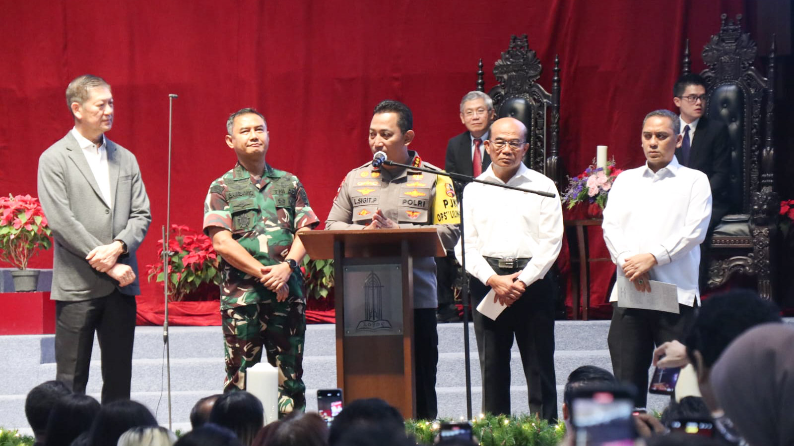 Kapolri Jenderal Polisi Listyo Sigit Prabowo meninjau kesiapan pengamanan misa Natal di sejumlah gereja wilayah Jakarta, salah satunya Gereja Katedral, Minggu (24/12/2023). Foto/ist