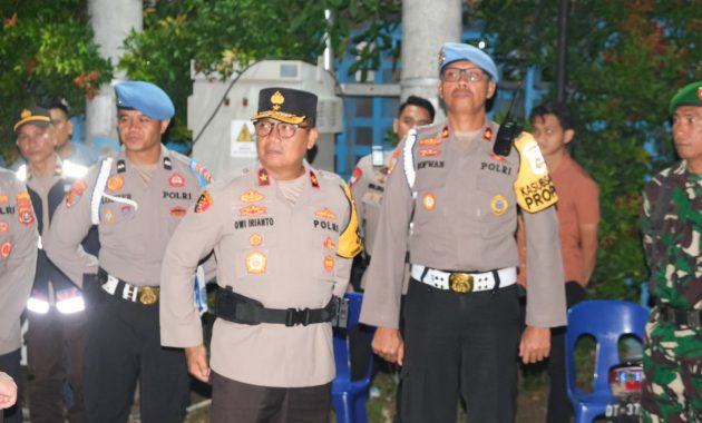 Wakil Kepala Kepolisian Daerah (Wakapolda) Sulawesi Tenggara (Sultra), Brigjen Pol Dwi Irianto mengecek langsung pengamanan ibadah malam Natal di wilayah Kota Kendari, Minggu (24/12/2023). Foto/ist