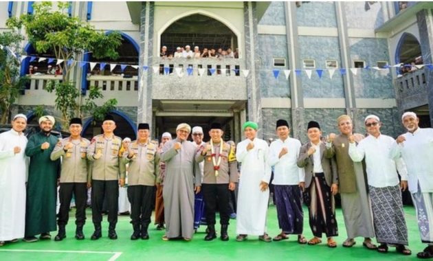 Kapolri Jenderal Listyo Sigit Prabowo saat menyambangi dua pondok pesantren (ponpes) di Pasuruan, Jawa Timur, Jumat (29/12/2023). Foto/ist